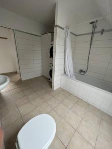 a bathroom with a toilet and a shower at MG 32 59m² große Unterkunft für bis zu 5 Personen in Mönchengladbach
