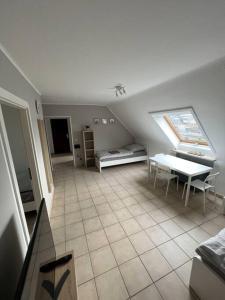 sala de estar con mesa y sofá en MG 32 59m² große Unterkunft für bis zu 5 Personen, en Mönchengladbach