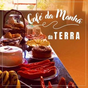 een tafel met hotdogs en andere voedingsmiddelen bij Espaço Ecológico e Pousada Terra Betania in São João da Aliança