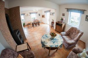 Ubytování Svatá Trojice في Trhové Sviny: اطلالة جوية لغرفة المعيشة وغرفة الطعام