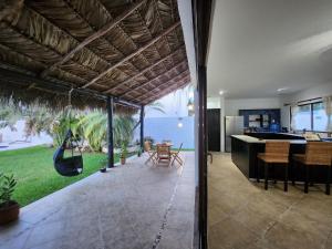 uma sala de estar aberta com uma rede de descanso numa casa em Casa Iola em Cancún