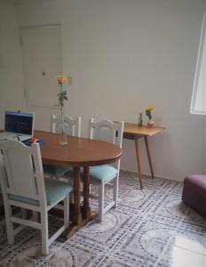 - une table à manger avec des chaises et un ordinateur portable dans l'établissement Monoblock Laprida excelentes condiciones, à Godoy Cruz