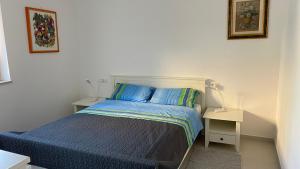 una piccola camera con un letto e due tavoli di Apartment Ariela a Rovigno (Rovinj)