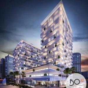 un gran edificio blanco con palmeras delante en Luxury Appt casa finance City CFC-Aeria Mall en Casablanca