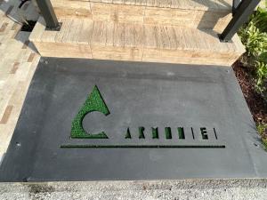 a metal sign with an arrow on a sidewalk at Casa Armoniei in Baia Mare