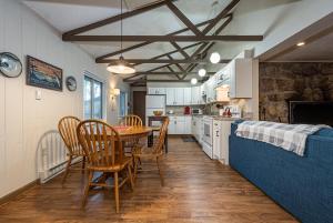 Cub House في ماكهنري: مطبخ وغرفة طعام مع طاولة وكراسي