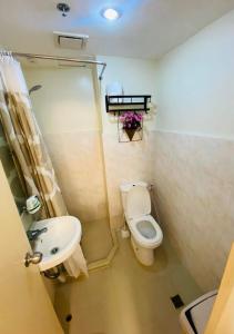 een badkamer met een toilet en een wastafel bij Seawind 2 bedroom comfort in Davao City
