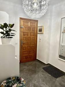 a room with a wooden door and a potted plant at Amplio apartamento tranquilo cerca de la playa in Roses