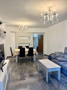 una sala de estar con una mesa y un sofá en Amplio apartamento tranquilo cerca de la playa, en Roses