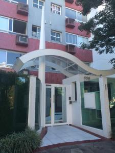 a building with an arched entry way in front at Andy Apto Menino Deus/Cidade Baixa/Orla in Porto Alegre