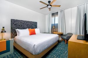 una camera d'albergo con letto e TV di Hotel Garrett a San Francisco