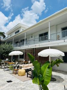 un hôtel avec des tables, des chaises et des parasols dans l'établissement Royal Palms Resort & Spa, à Fort Lauderdale