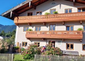 Casa blanca grande con balcón de madera en Holzer 2.0, en Brannenburg