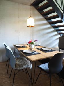 uma sala de jantar com uma mesa de madeira e cadeiras em Holzer 2.0 em Brannenburg