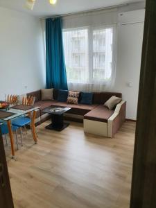ein Wohnzimmer mit einem Sofa und einem Tisch in der Unterkunft THE CENTER Apartments Comfort in Sandanski
