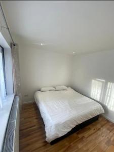 una camera bianca con un letto di Twin/King private bedrooms in beautiful homestay with private parking a Forest Hill