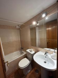 a bathroom with a sink and a toilet and a tub at Latina in Madrid