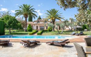 una casa con piscina y palmeras en Andalusische Luxus-Finca, en Arriate