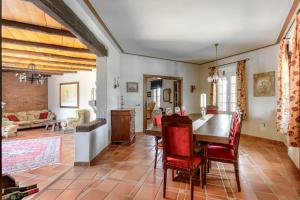 comedor y sala de estar con mesa y sillas en Andalusische Luxus-Finca, en Arriate