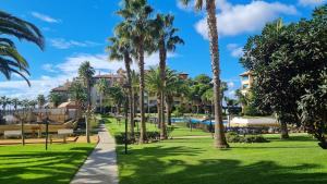 A garden outside TOP APARTMENT! Frente al mar y gran terraza