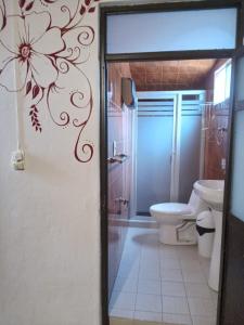 Koupelna v ubytování El Hogar de Carmelita + 33 fotografií