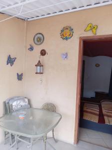 una mesa y sillas en una habitación con mariposas en la pared en El Hogar de Carmelita, en Guanajuato