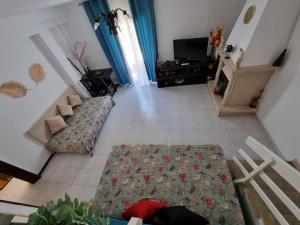 Casa Sol e Mar : غرفة معيشة مع أريكة وتلفزيون