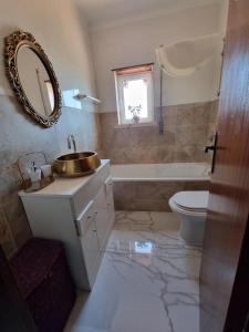 にあるCasa Sol e Marのバスルーム(洗面台、トイレ、鏡付)