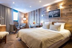 Un pat sau paturi într-o cameră la Hotel 3 Vallées Val Thorens