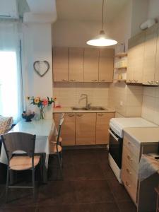 eine kleine Küche mit Tisch und Spüle in der Unterkunft Design Art Home in Zoödóchos + 16 Fotos