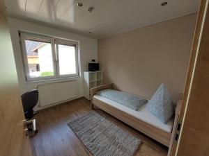 mały pokój z łóżkiem i oknem w obiekcie Ferienwohnung-Bergblick w mieście Bad Bocklet