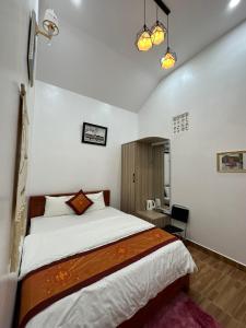 um quarto com uma cama grande num quarto em Út Thảo 2 em Da Lat