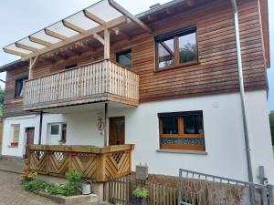 dom z drewnianym tarasem i balkonem w obiekcie Ferienwohnung-Bergblick w mieście Bad Bocklet