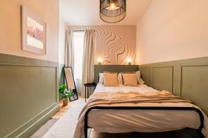 um quarto com uma cama e uma janela em Kim's City Escape em Cardiff