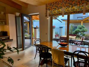 uma cozinha e sala de jantar com mesa e cadeiras em Smiley-Homes Vegi &Silence Apartments em Trins