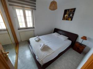 ein Schlafzimmer mit einem Bett mit zwei Handtüchern darauf in der Unterkunft Alia in Madrid