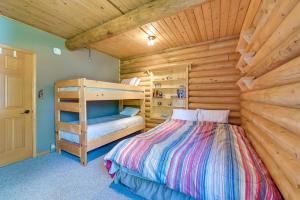 Dormitorio en cabaña de madera con litera y escalera en Soldotna Fishing Lodges with Dock on Kenai River! en Sterling