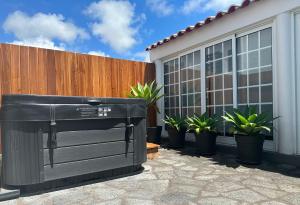 Un buzón negro delante de una valla con plantas. en Azor International House, en Ponta Delgada