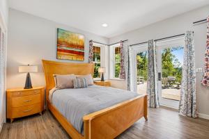 um quarto com uma cama grande e janelas em Windsong Acres at Teal Lake em Port Ludlow