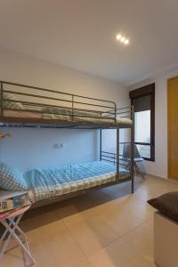 1 dormitorio con 2 literas en una habitación en Apartamento La Calma, en Lliber