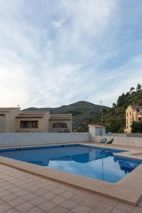 a swimming pool with a house in the background at Apartamento La Calma in Lliber