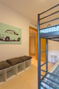 Dormitorio con litera y escalera a litera en Apartamento La Calma, en Lliber