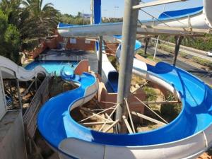 a blue water slide in a water park at Camping Mar Estang in Canet-en-Roussillon