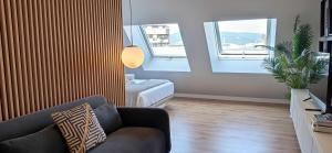 un soggiorno con divano e 2 finestre di Príncipe Boutique apartments a Vigo