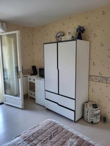 cocina con nevera blanca grande en una habitación en Caufour, en Lédat