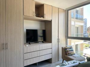 una sala de estar con TV en un armario en Exclusivo Apartaestudio, 719, Edificio Salguero Suites, en Santa Marta