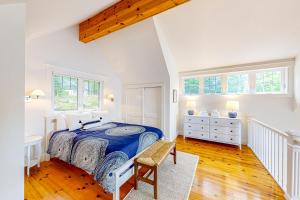 מיטה או מיטות בחדר ב-Periwinkle Cottage