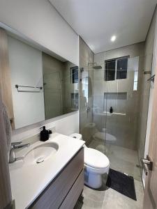 y baño con lavabo, aseo y ducha. en Exclusivo Apartaestudio, 719, Edificio Salguero Suites, en Santa Marta