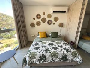 1 dormitorio con cama y ventana en Exclusivo Apartaestudio, 719, Edificio Salguero Suites, en Santa Marta