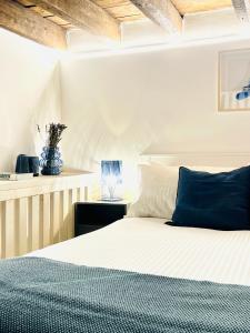 a bedroom with a bed with a blue pillow at Tarra Luxury Suite in Milan